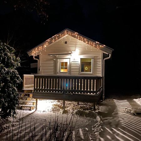 Stuga I Naturskoent Omrade Pa Vaestra Tjoern Saby Esterno foto