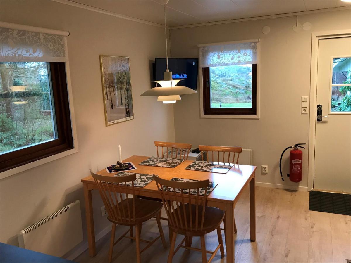 Stuga I Naturskoent Omrade Pa Vaestra Tjoern Saby Esterno foto