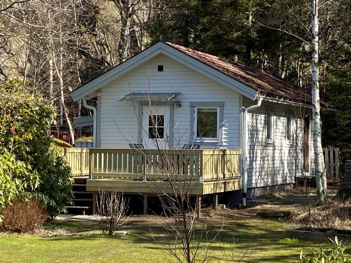 Stuga I Naturskoent Omrade Pa Vaestra Tjoern Saby Esterno foto