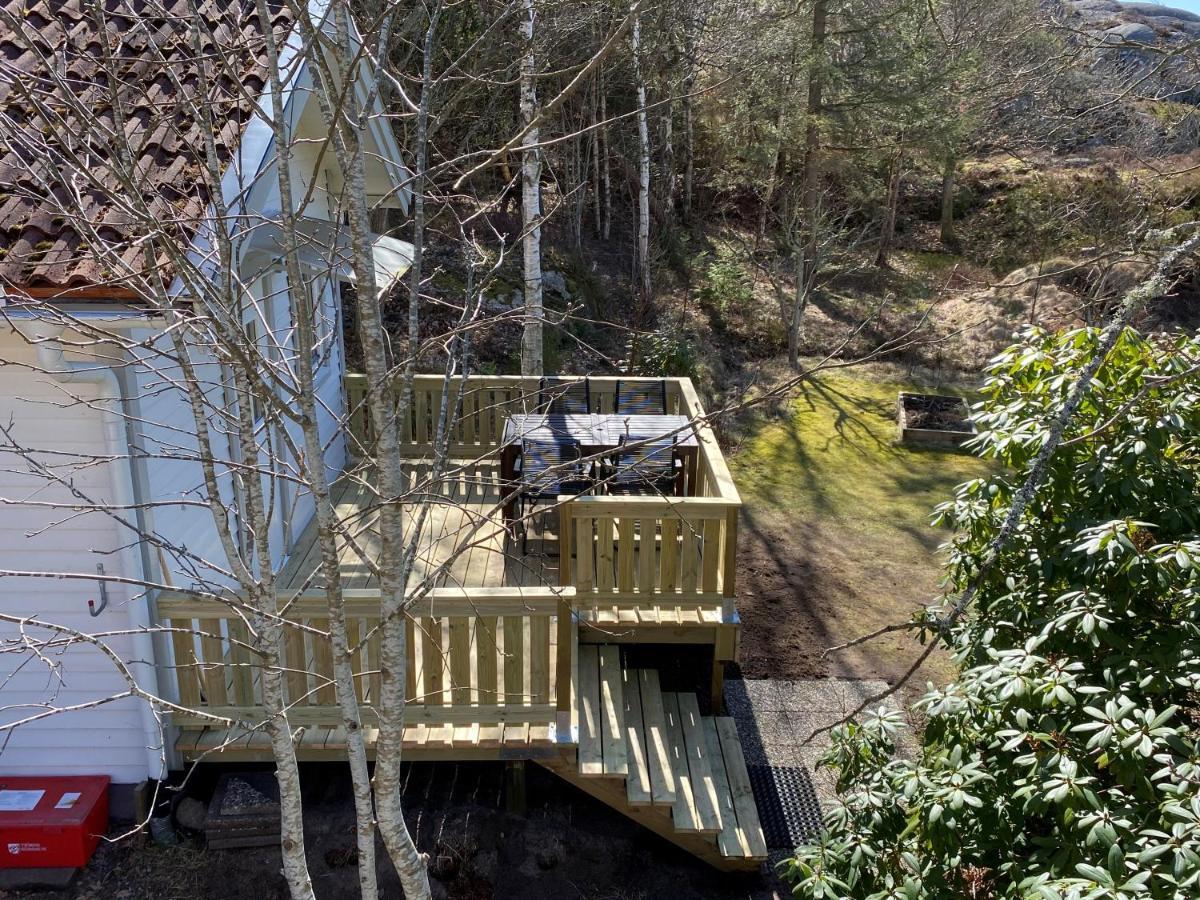 Stuga I Naturskoent Omrade Pa Vaestra Tjoern Saby Esterno foto