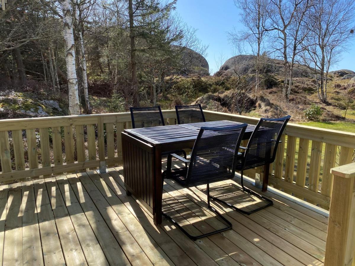 Stuga I Naturskoent Omrade Pa Vaestra Tjoern Saby Esterno foto