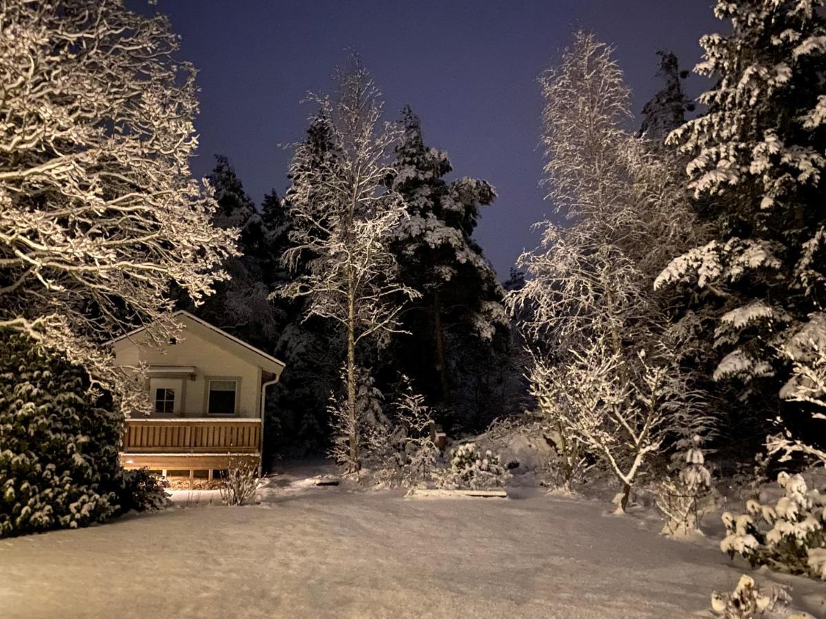Stuga I Naturskoent Omrade Pa Vaestra Tjoern Saby Esterno foto