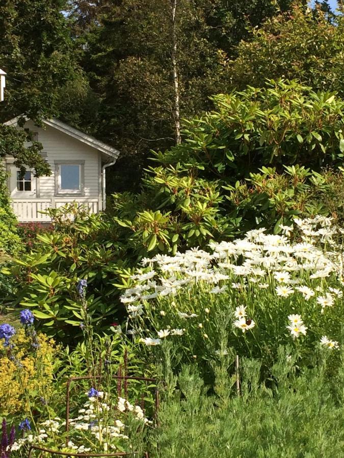 Stuga I Naturskoent Omrade Pa Vaestra Tjoern Saby Esterno foto