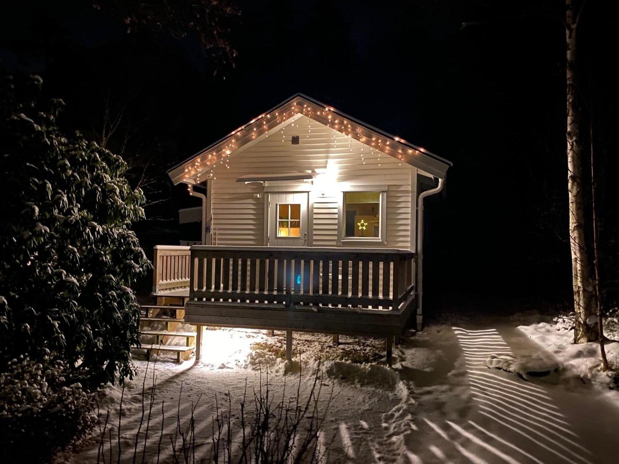 Stuga I Naturskoent Omrade Pa Vaestra Tjoern Saby Esterno foto