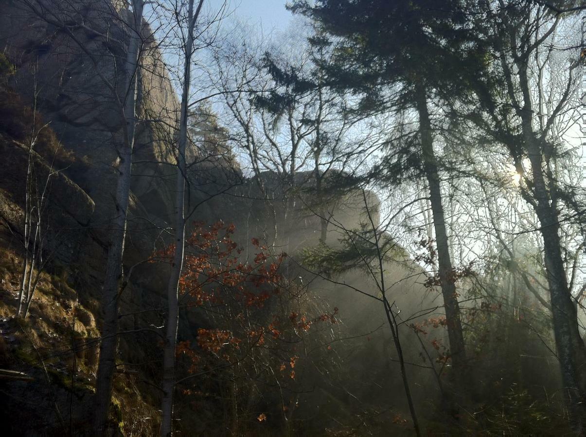 Stuga I Naturskoent Omrade Pa Vaestra Tjoern Saby Esterno foto