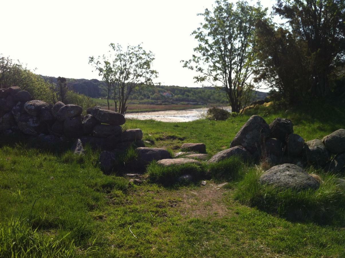 Stuga I Naturskoent Omrade Pa Vaestra Tjoern Saby Esterno foto