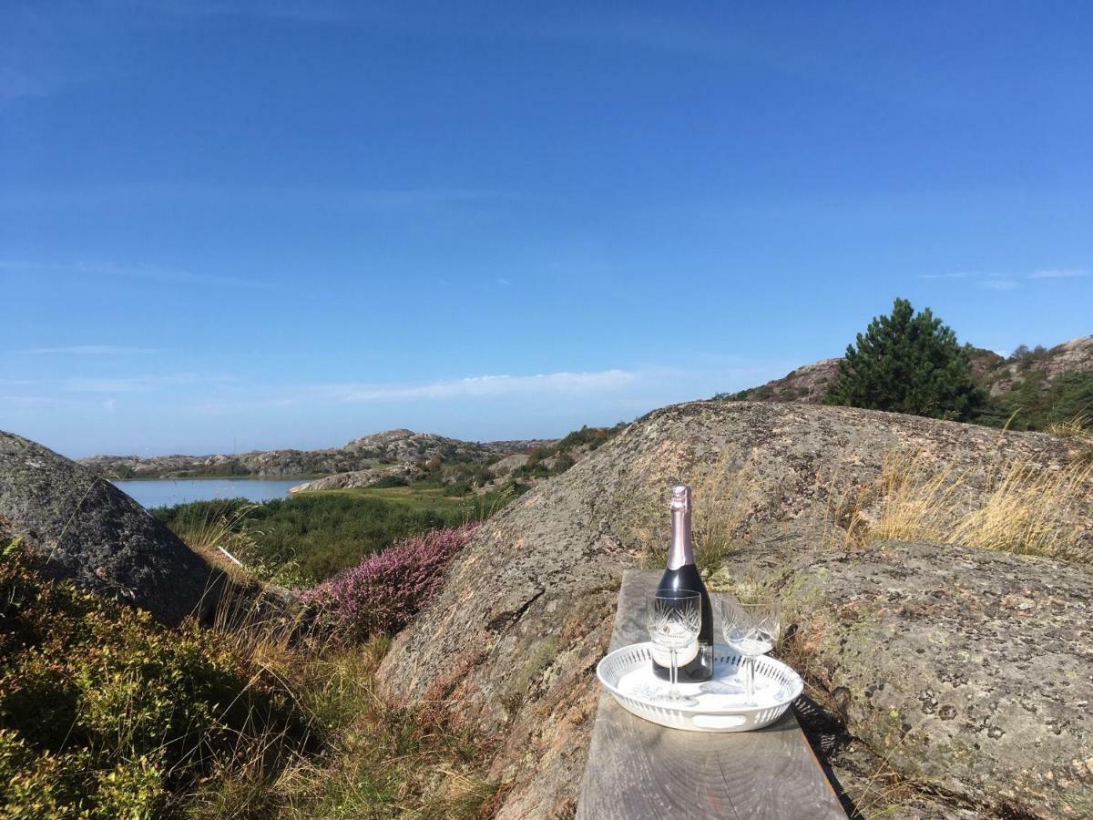 Stuga I Naturskoent Omrade Pa Vaestra Tjoern Saby Esterno foto